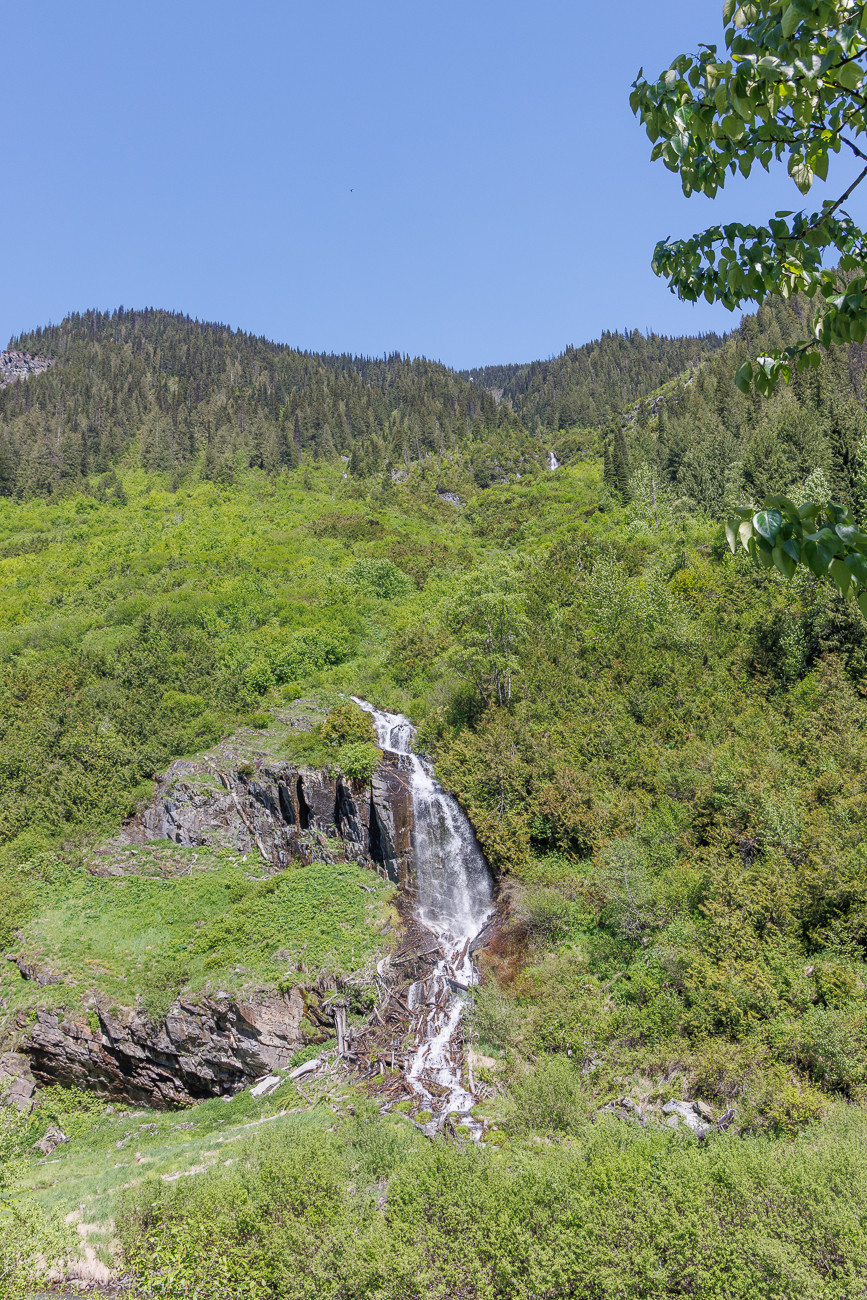 Weiter oben sieht man noch einen kleinen Wasserfall des gleichen Baches