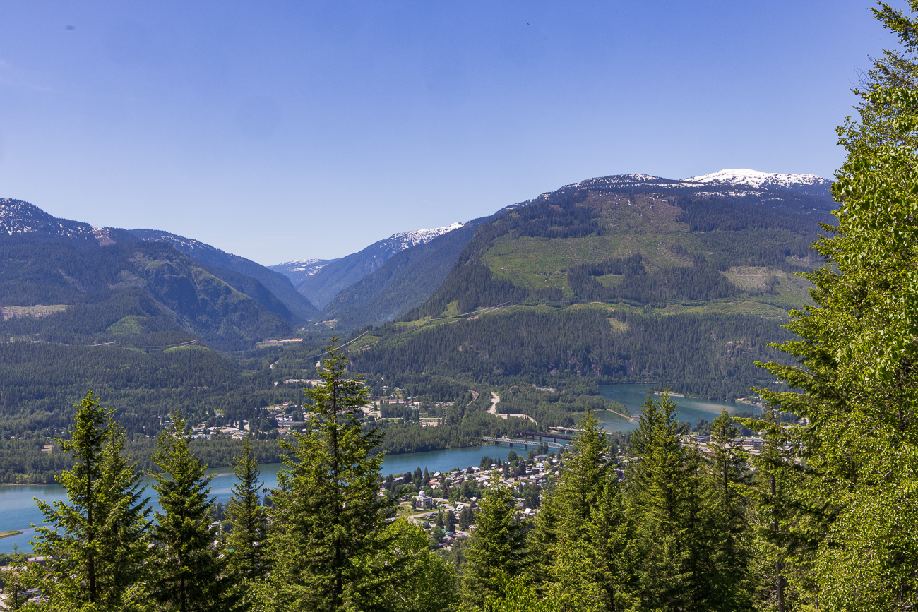 Durch das gegenüberliegende Tal folgt der Trans-Canada Highway dem Eagle River nach Südwesten