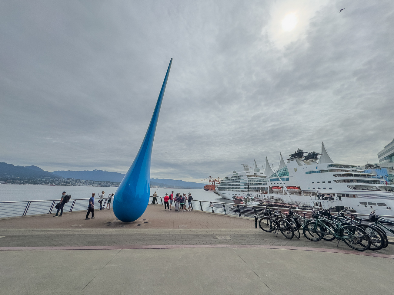 Das 20 m (65 Fu&szlig;) hohe Werk ist mit Styropor und blauem Polyurethan &uuml;berzogen. Laut Inges Idee ist die Skulptur "eine Hommage an die Kraft der Natur" und stellt "die Beziehung und den Ausblick auf das Wasser, das uns umgibt" dar. The Drop wurde im Rahmen des Vancouver Convention Centre Art Project 2009 in Auftrag gegeben und ist Eigentum von BC Pavco.