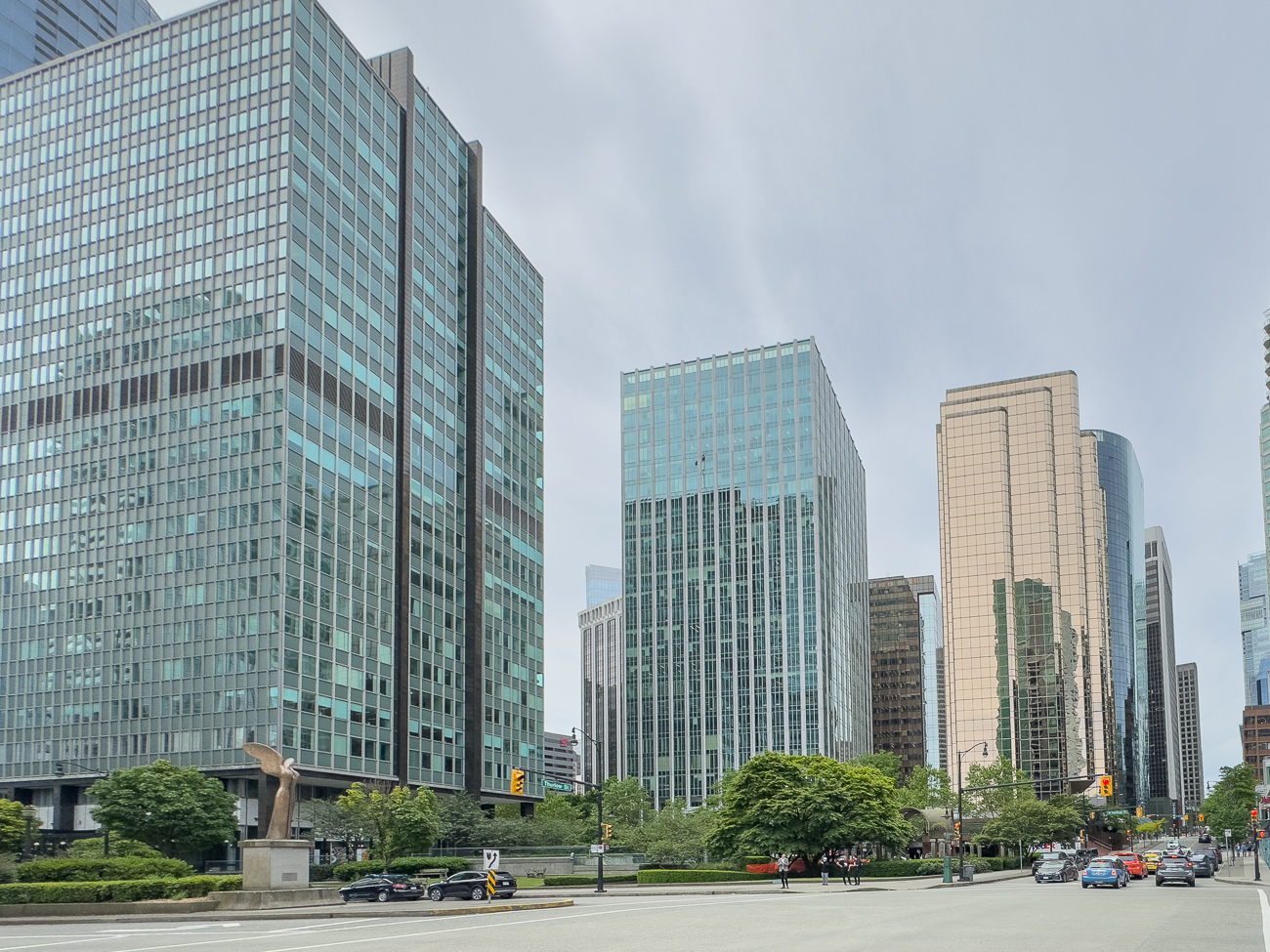 Unz&auml;hlige Glasfronten an den Wolkenkratzern ...