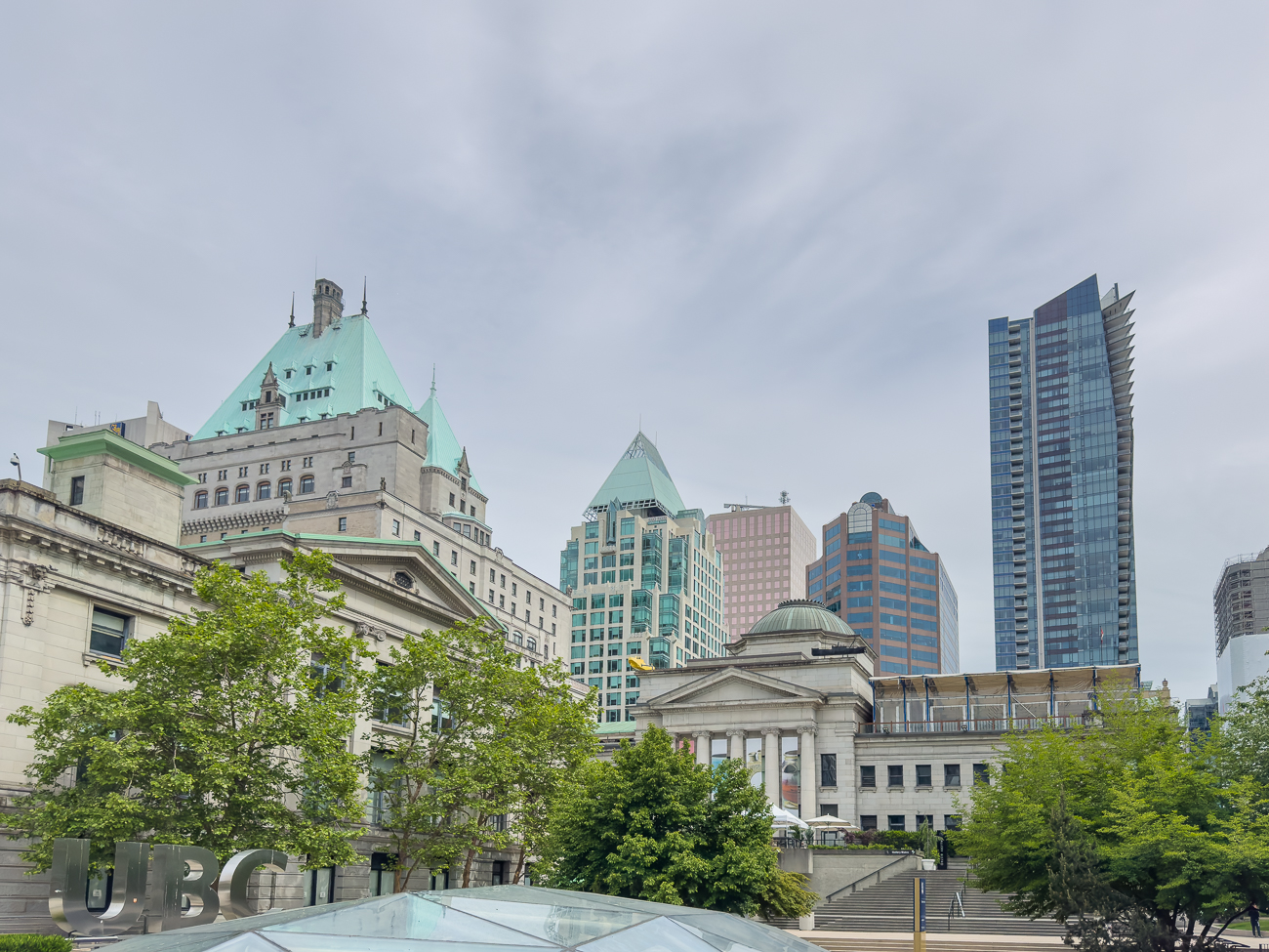&Auml;ltere und neuere Geb&auml;ude, u. a. die Vancouver Art Gallery und das Fairmount Hotel