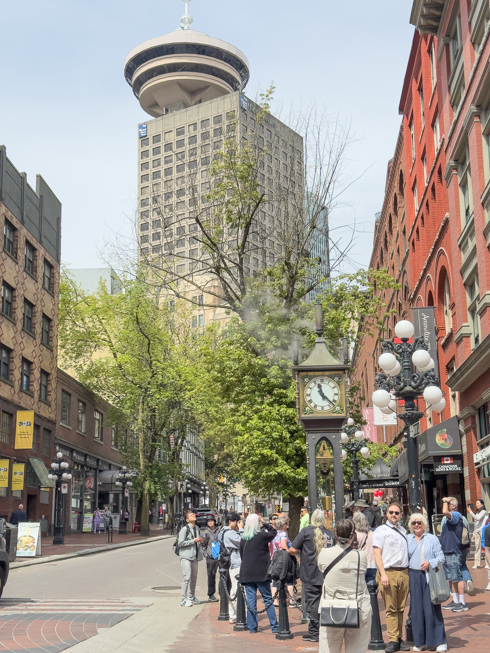 Alle f&uuml;nfzehn Minuten pfeift die Uhr mit ihren f&uuml;nf Dampfpfeifen, aber Achtung, die Zeiger stehen dann ca. 5 Minuten nach der Viertelstunde