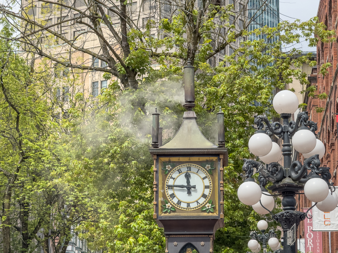 Die Stra&szlig;enuhr mit Zifferbl&auml;ttern auf allen vier Seiten besitzt einen mechanischen Pendelmechanismus. Dieser wird durch einen Paternoster und das Gewicht von umlaufenden Kugeln angetrieben. Die Kugeln werden von einer Dampfmaschine im Inneren der Uhr wieder nach oben bef&ouml;rdert. Der Wasserdampf mit niedrigem Druck stammt aus der Fernheizung des Stadtviertels. Das Spielwerk der Uhr besteht aus f&uuml;nf Dampfpfeifen, von denen die gr&ouml;&szlig;te &ndash; in der Mitte des Aufbaus &ndash; zur vollen Stunde spielt. Die vier anderen Pfeifen spielen zu jeder Viertelstunde den Westminsterschlag (Westminster Quarters).
