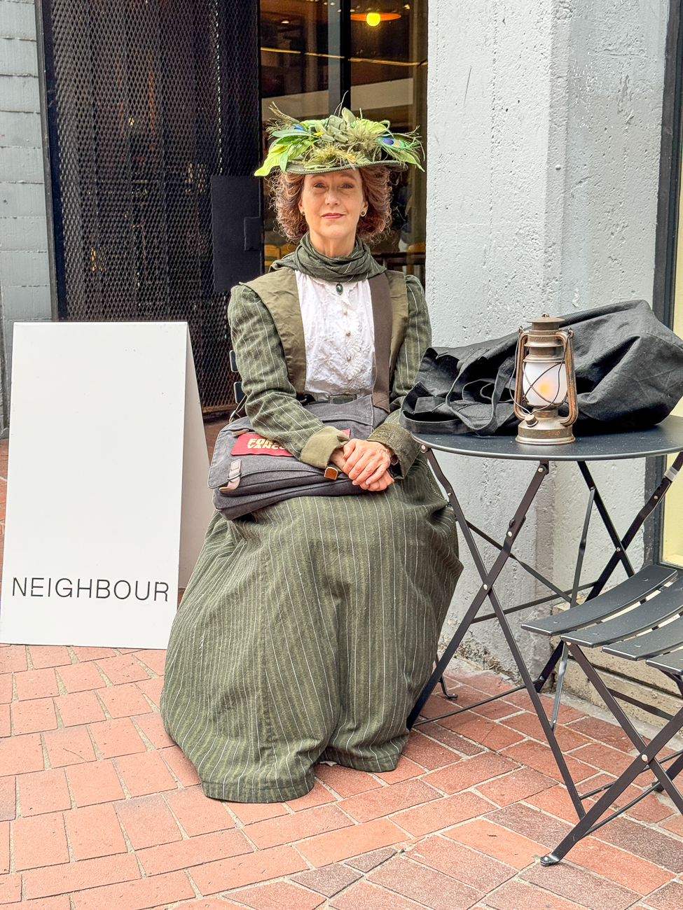 Freundliche Dame im historischen Gewand