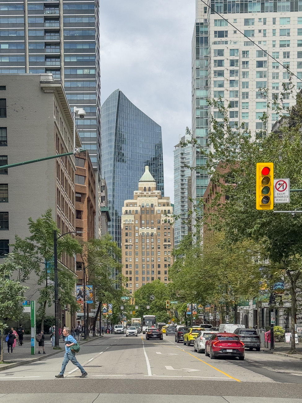 Das Marine Building gilt aufgrund des Art-d&eacute;co-Baustils als Sehensw&uuml;rdigkeit. Das Geb&auml;ude ist rund 98 Meter hoch und hat 21 Stockwerke