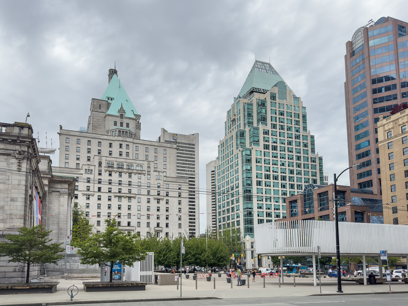 Das Fairmount Hotel, links die Vancouver Art Gallery