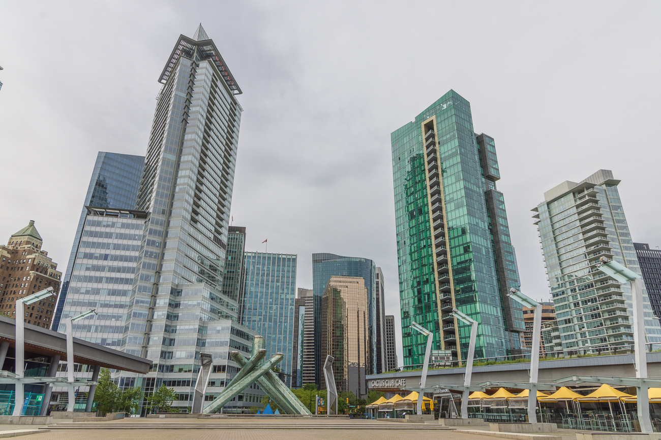... liegt am Jack Poole Plaza mit einem Denkmal der Olympischen Spiele 2010