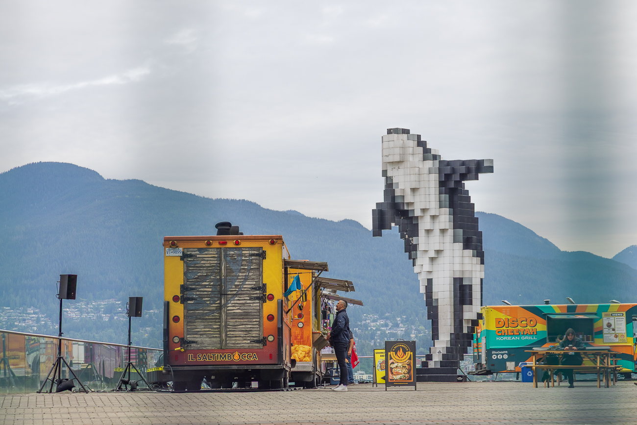 Freundliche Dame im historischen Gewand