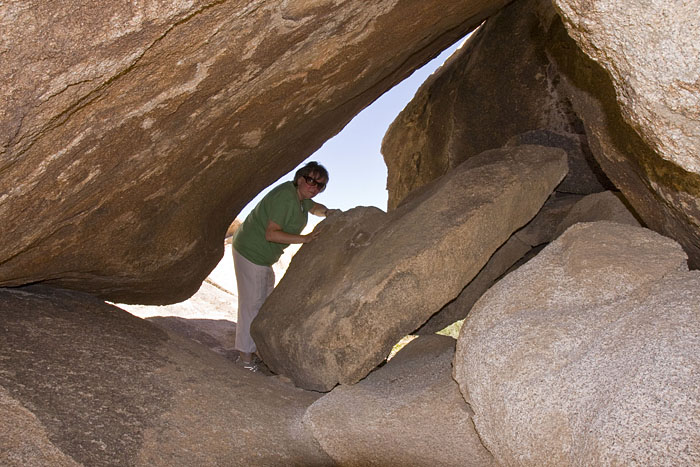 Petra beim Aufräumern der durcheinander liegenden Felsen