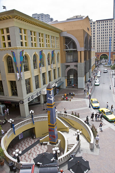Eingang zum Einkaufszentrum Horton Plaza