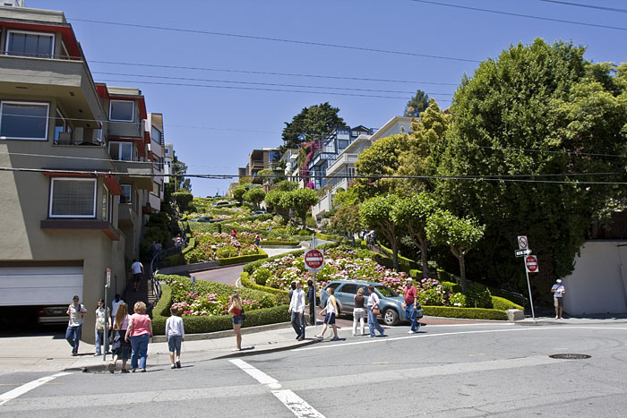 Die Lombard Street von unten gesehen