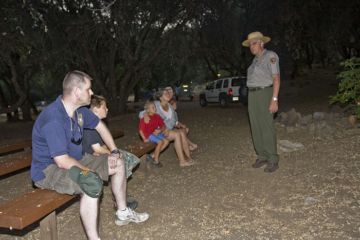 Der Ranger klärt die Campinggäste über das richtige Verhalten auf