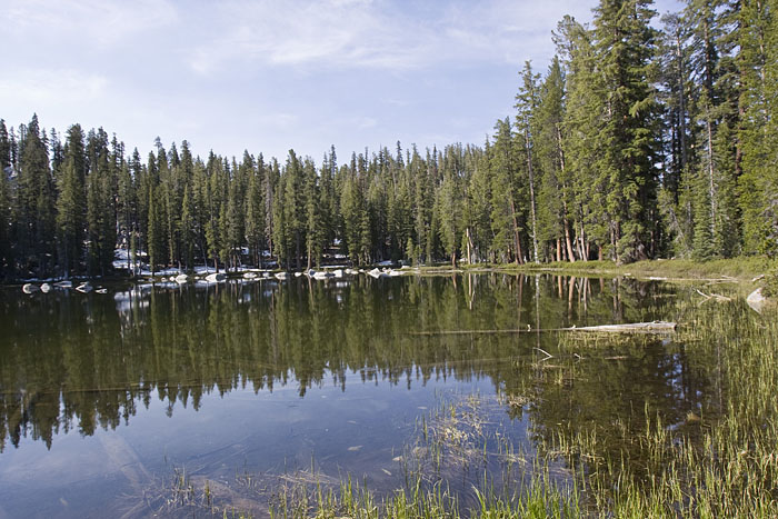 Kleiner versteckter See mit Schneeresten