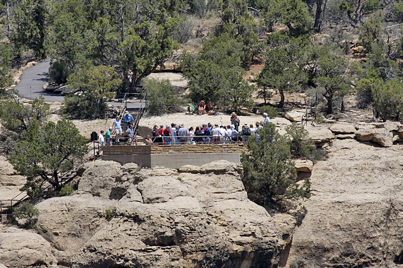Eine Gruppe wird auf den Besuch des Cliff Palace vorbereitet