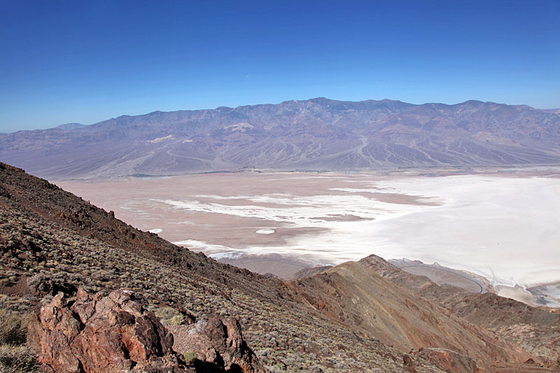 Death Valley mit umgebenden Bergen
