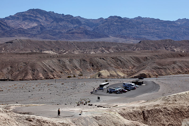 Vom Parkplatz zum Zabriskie Point muss man ein paar Meter hinauf steigen