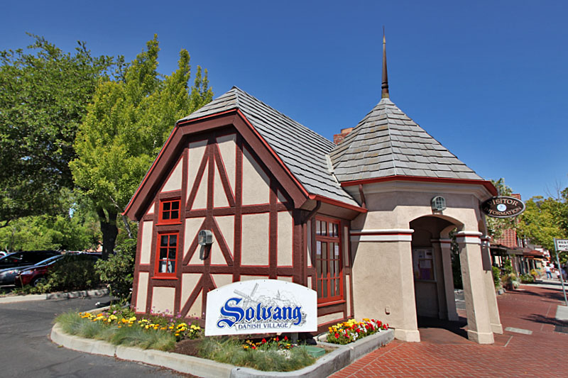 Das Städtchen Solvang wurde von dänischen Einwanderern gegründet ...