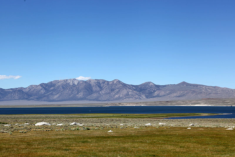 Auf dem Weg zum Yosemite National Park breitet sich der Crowley Lake malerisch neben uns aus