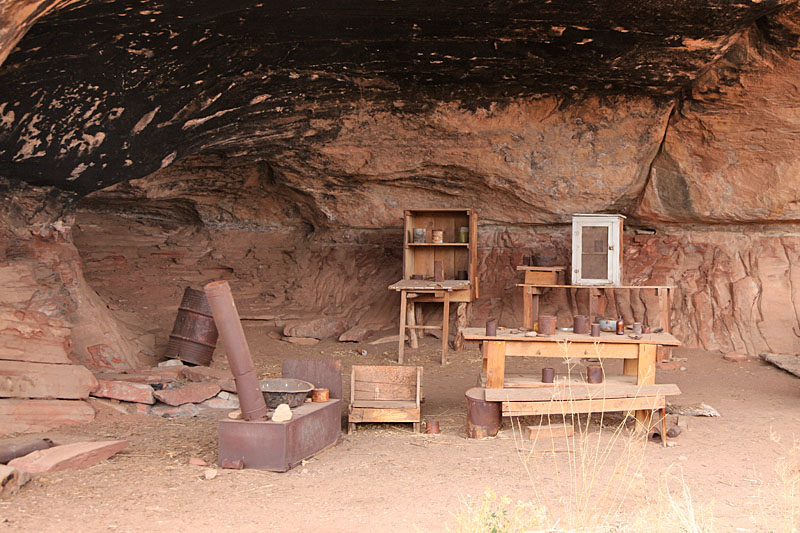 ... erreichen wir eine Höhle, die als Wohnung genutzt wurde