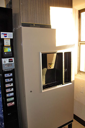 Solche oder ähnliche Eiswürfel-Automaten gibt es in fast jedem Motel