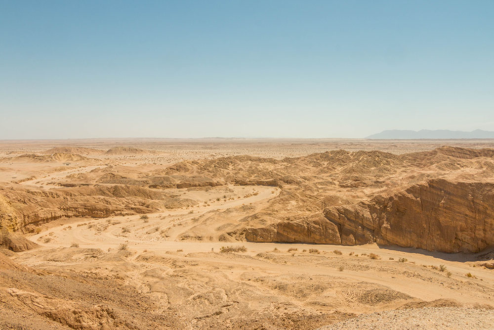 ... das ausgetrocknete Flussbett bildet nun eine Gravel Road durch das Tal