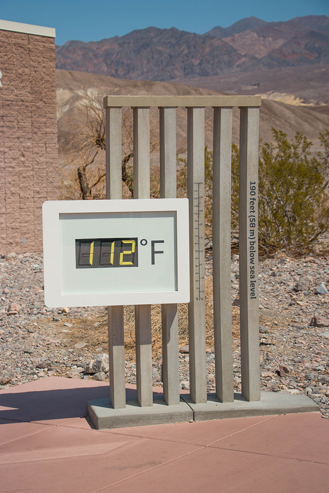 Vor der Türe des Visitor Centers sind es (nach meiner Umrechnungstabelle) "nur" 44,4°C ...