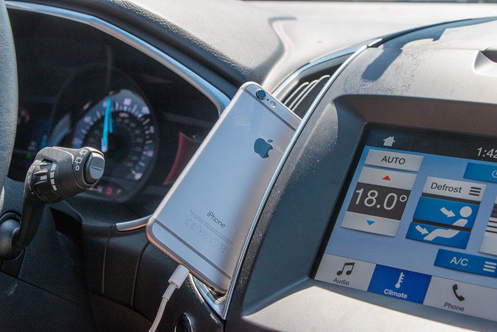 Mein Smartphone hat sich wegen der Hitze abgeschaltet, jetzt wird es über die Klimaanlage wieder abgekühlt
