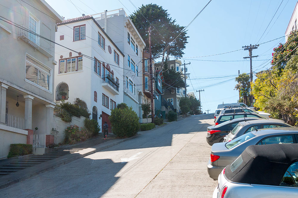 Typische steile Straße in San Francisco