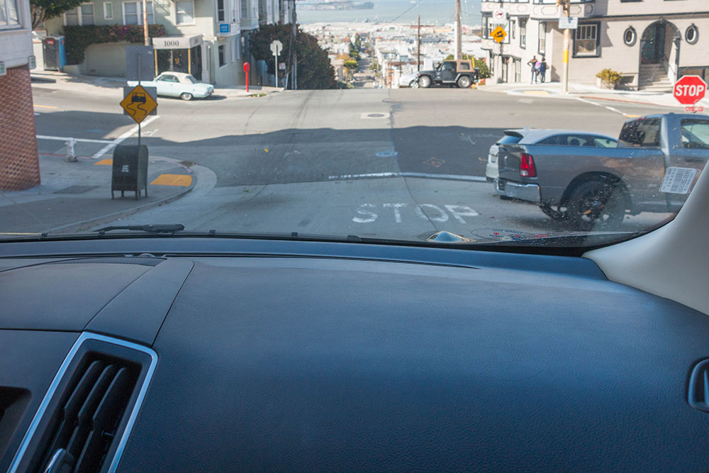 Typische steile Straße in San Francisco