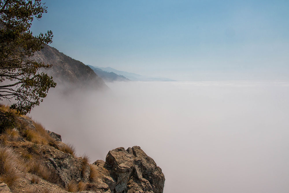 Dichter Nebel über dem Meer