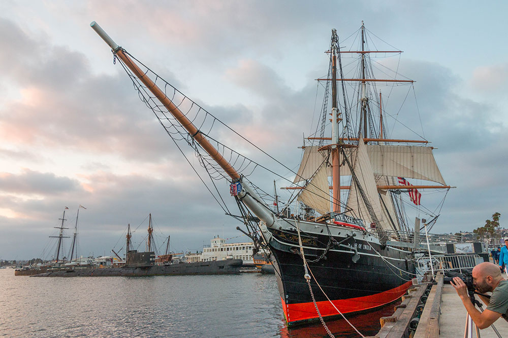 Im Hafen von San Diego tummeln sich Segelschiffe ...