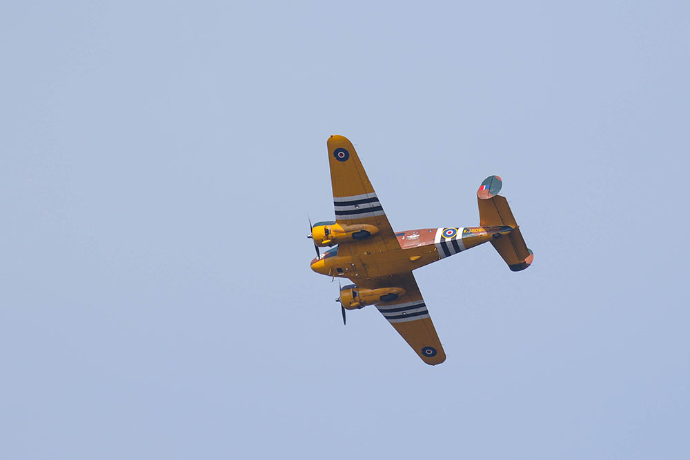 Uraltes Flugzeug über uns