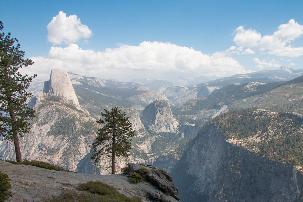 Links der berühmte Half Dome