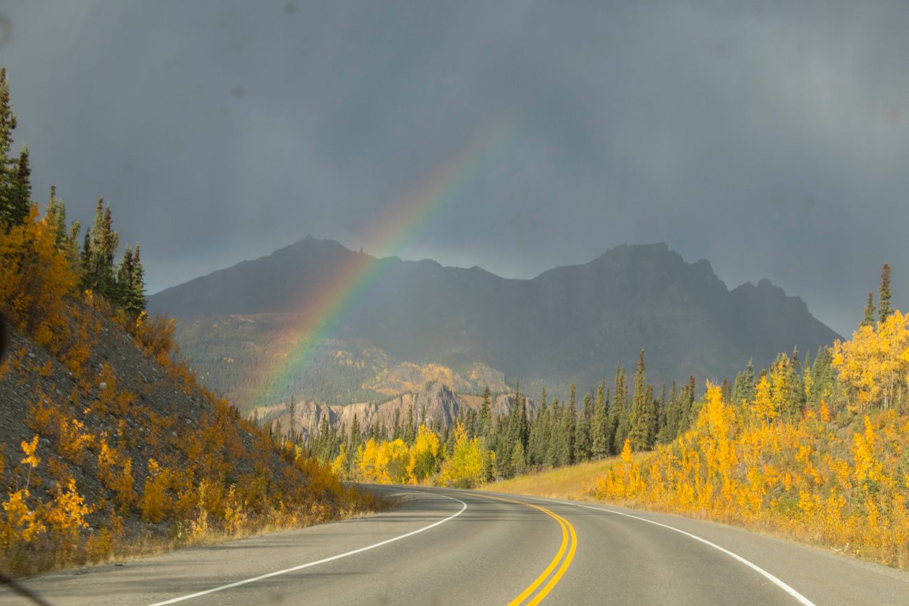 ... und ein Regenbogen spannt sich über die Straße 