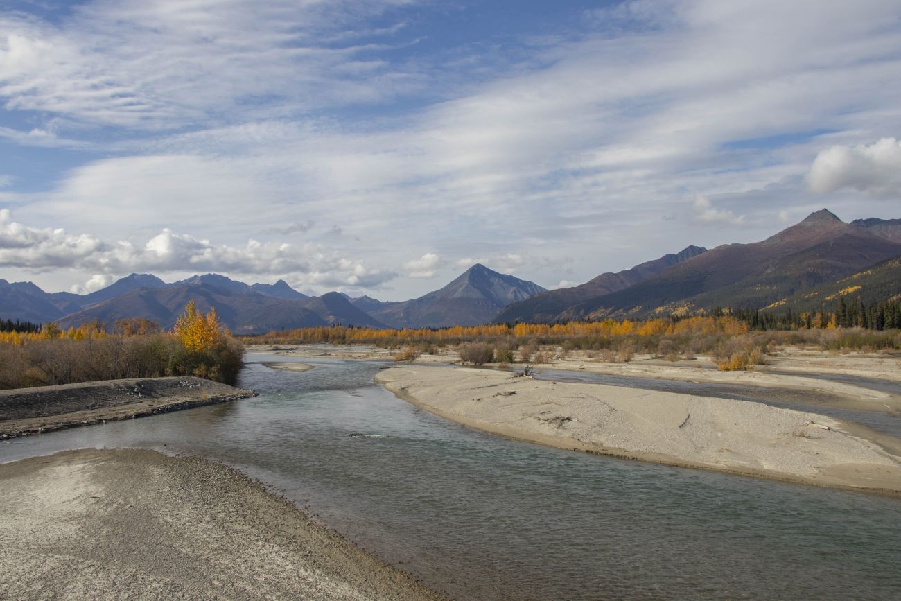Das Wasser sucht sich seinen Weg zwischen den Sandbänken 
