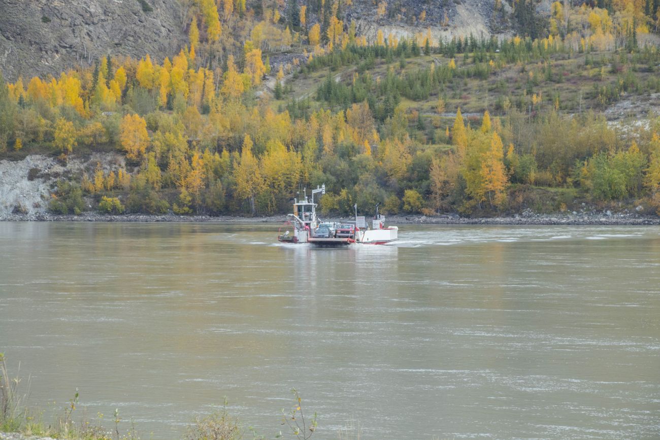 Die (kostenlose) Fähre bringt uns nach Dawson City hinüber 