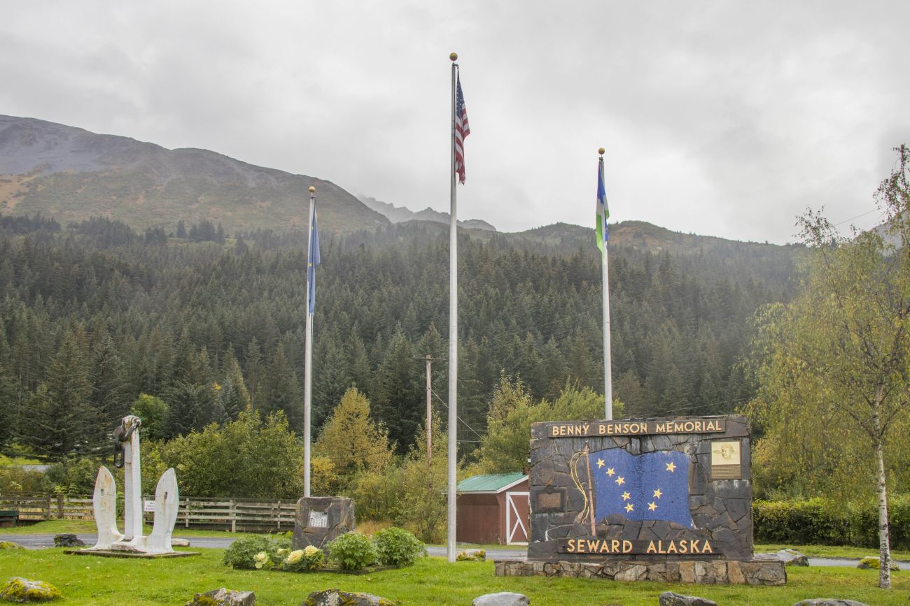 Am Memorial von Benny Benson in Seward 