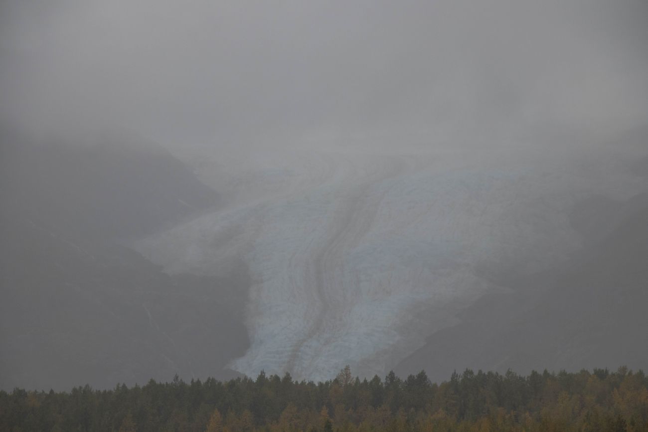 Über dem Gletscher hängt noch eine Nebelsuppe 
