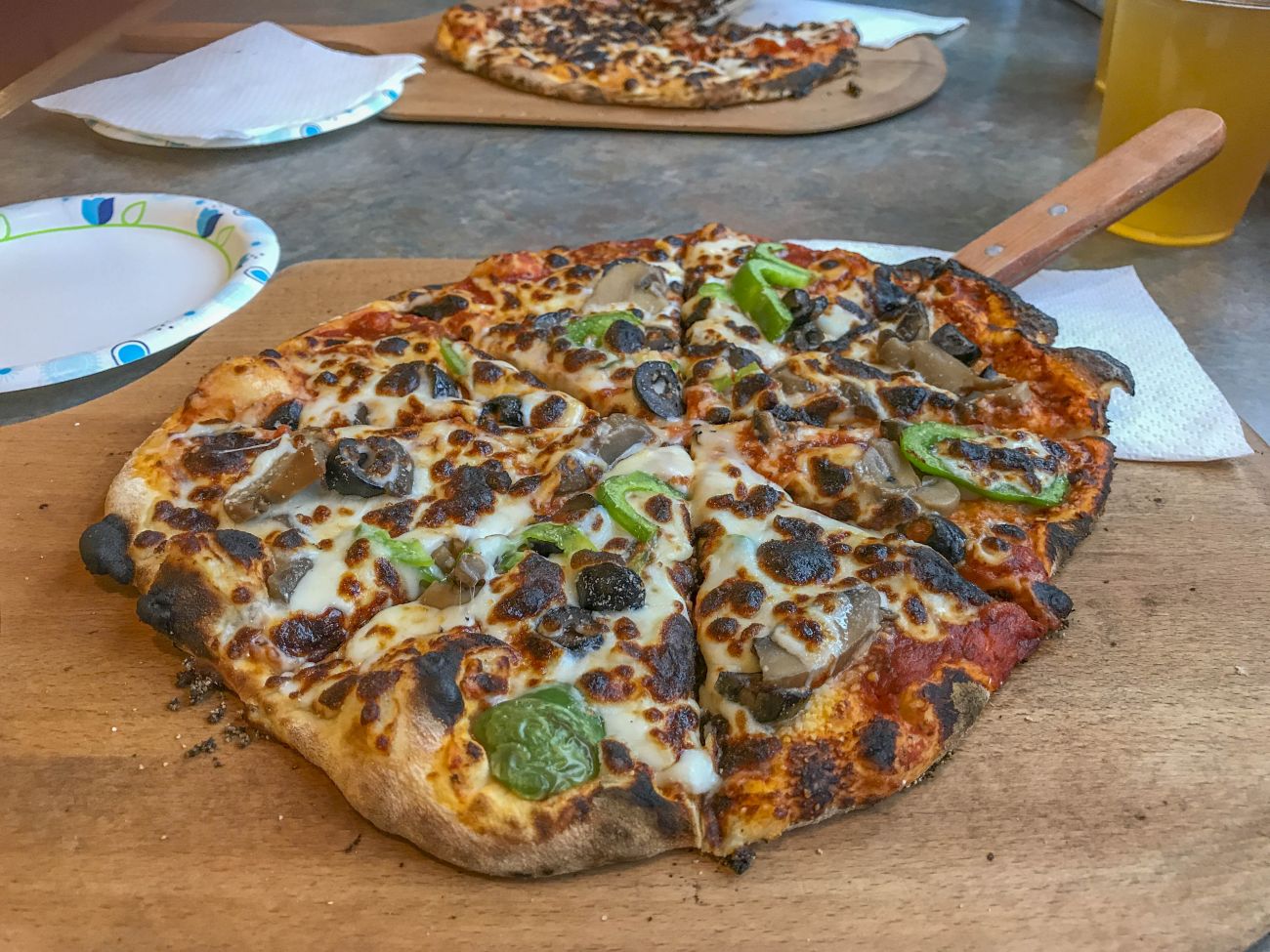Die Pizza weist viele Röstaromen auf ... 