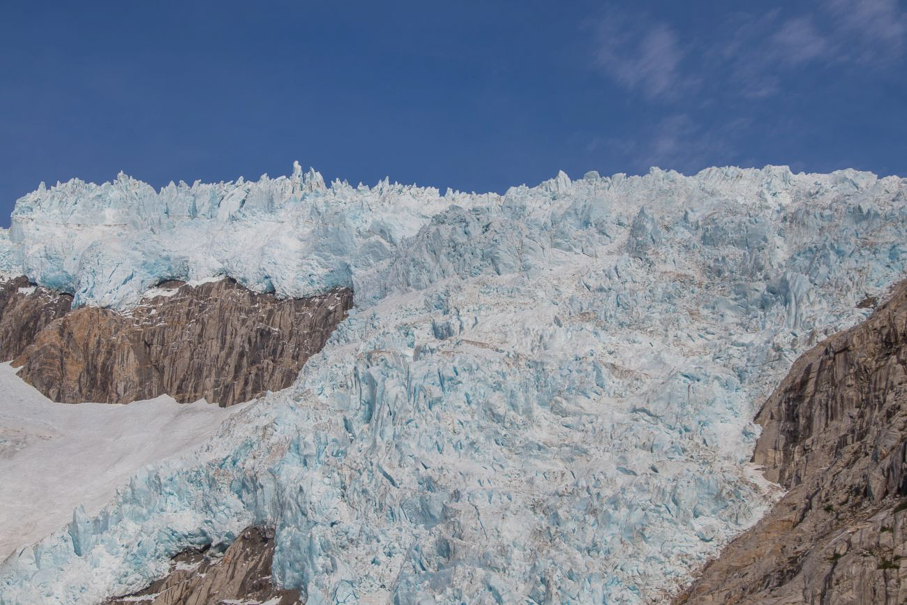 Die Eismassen stürzen sich über den Berghang 