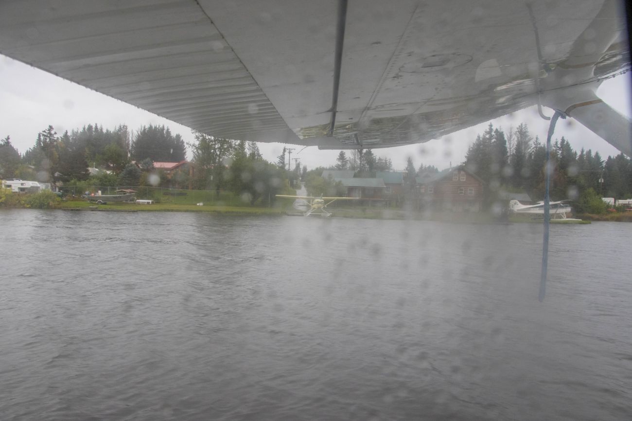 ... floaten wir bei strömenden Regen zum Start 