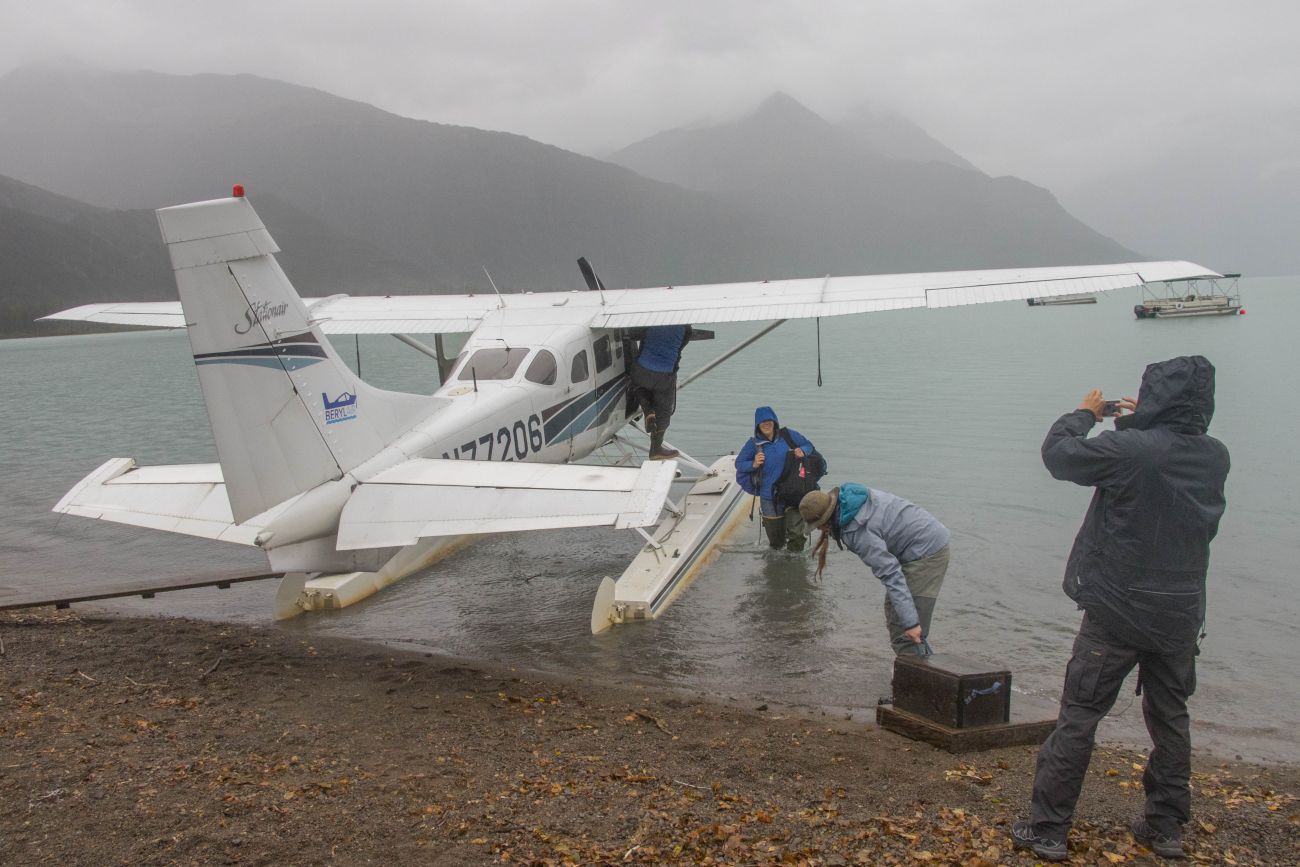 Landung auf dem Crescent Lake, nahe dem Lake Clark National Park