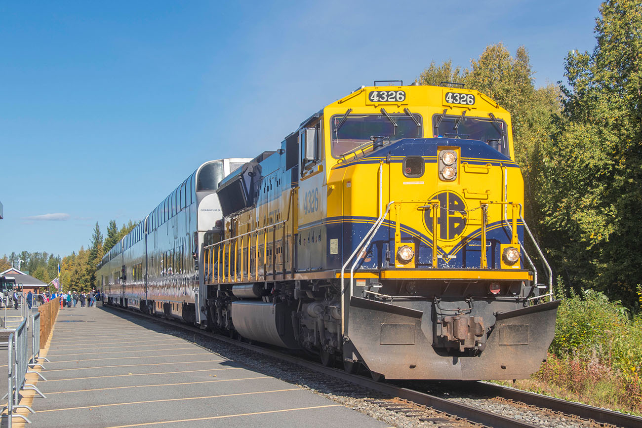 Auf dem Weg von Anchorage zum Denali National Park, trafen am Bahnhof von Talkeetna auf einen Touristenzug der Alaska Railroad