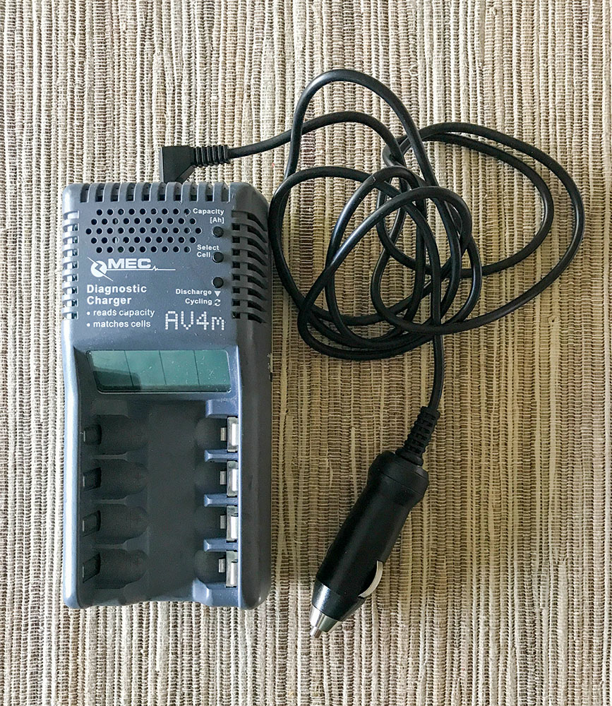 Bei dem Ladegerät AV4m, für AA- und AAA-Akkus, war ein 12 Volt Ladekabel mit dabei 