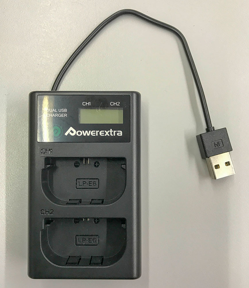 Für meine Kamera-Akkus (Canon LP-E6) habe ich mir eine Doppelladegerät besorgt, das über einen USB-Anschluss am Zigarettenanzünder versorgt werden kann