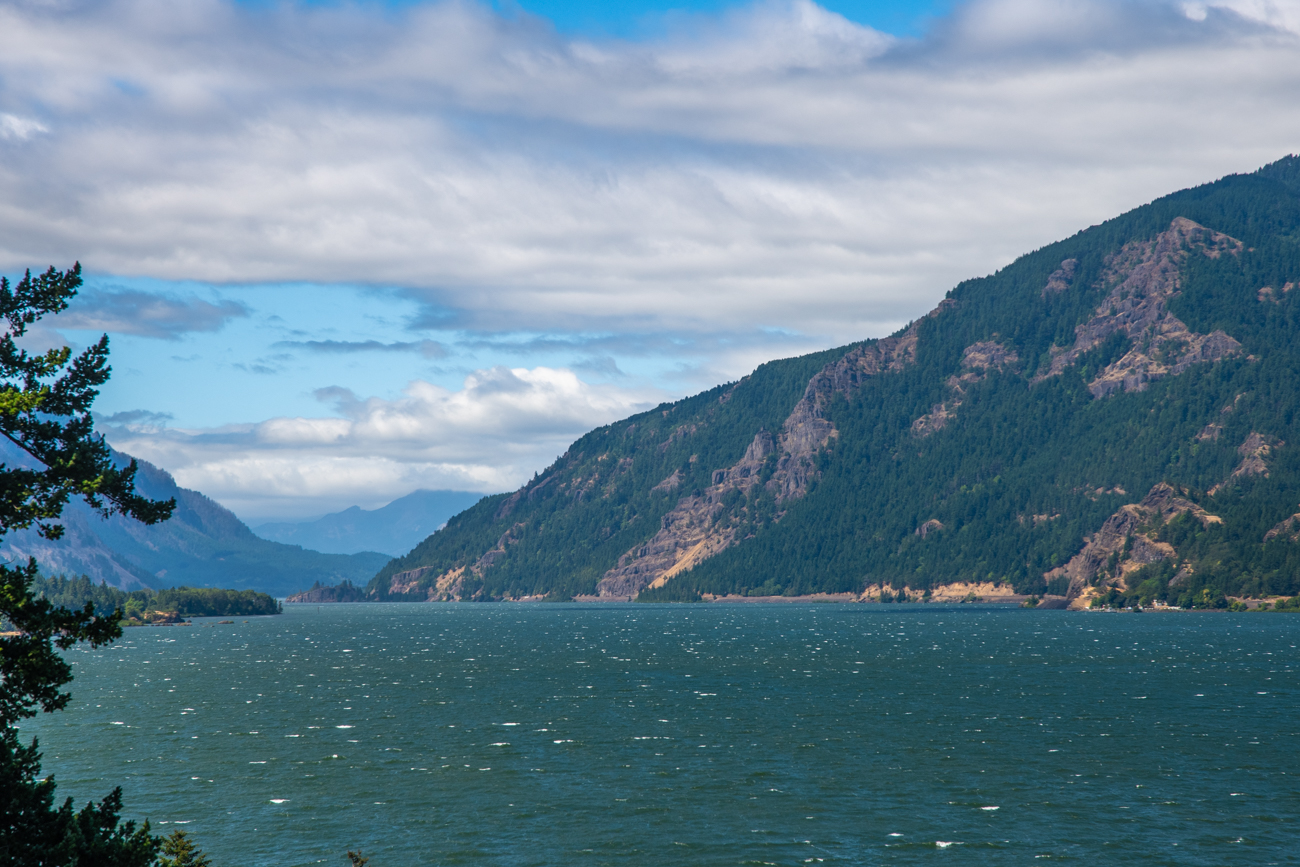 ... hat man eine gute Aussicht auf den Columbia River ...