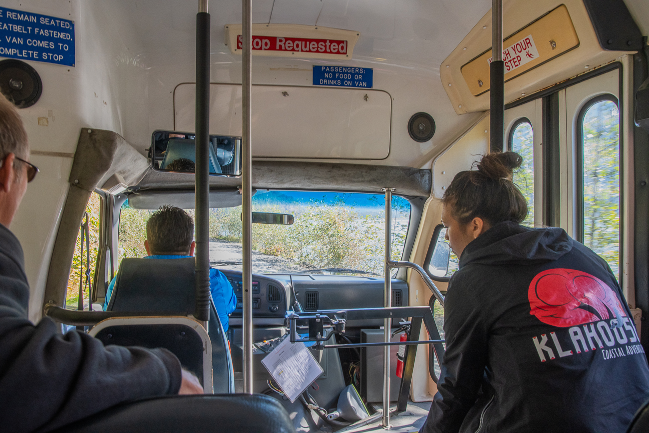 Vom kleinen Hafen aus werden wir von First Nation People mit einem Bus zu den Bären-Beobachtungspunkten transportiert
