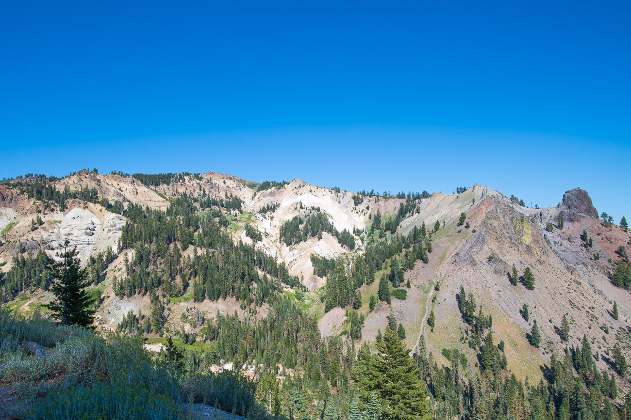Farbige Berge durch die Mineralien im Boden