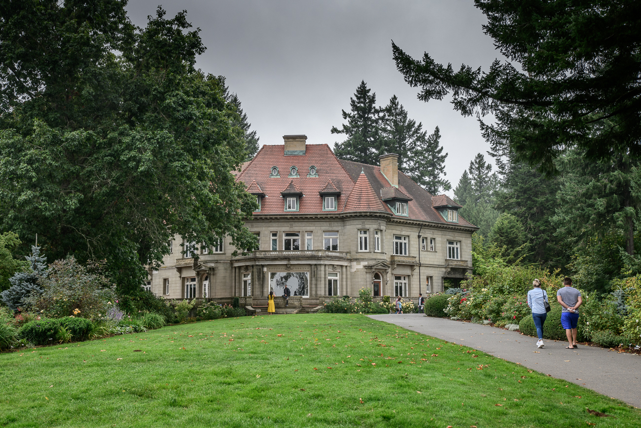 Das Herrenhaus Pittock ist ein Schloss im französischen Renaissance-Stil in den West Hills von Portland. Das Herrenhaus wurde ursprünglich 1914 als Privathaus für den in London geborenen oregonischen Verleger Henry Pittock und seine Frau Georgiana gebaut. Es handelt sich um ein 46 Zimmer großes Anwesen aus Tenino Sandstein auf 19 Hektar, das sich heute im Besitz des städtischen Büros für Parks und Freizeit befindet und für Touren offen ist. Das Haus auf einer Fläche in den West Hills, die einen Panoramablick auf die Innenstadt von Portland bietet. Das Gebäude wurde 1974 in das Nationale Register der historischen Orte aufgenommen. 