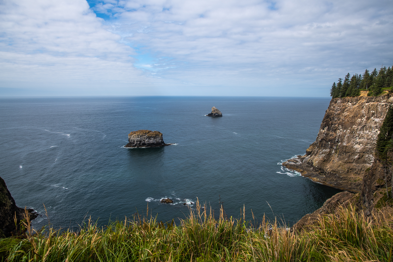 Felsen stürzen sich steil ins Meer hinab 